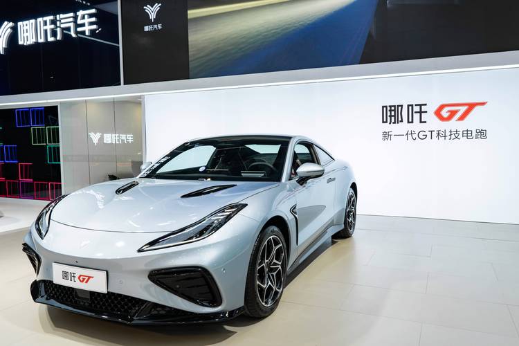 东莞205哪吒汽车在智能汽车领域的表现，领途汽车在新能源汽车市场中的影响力